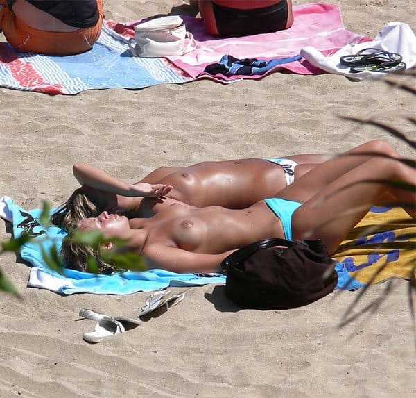 Сестры на пляже загорают топлес не стесняясь друг друга 16 фото