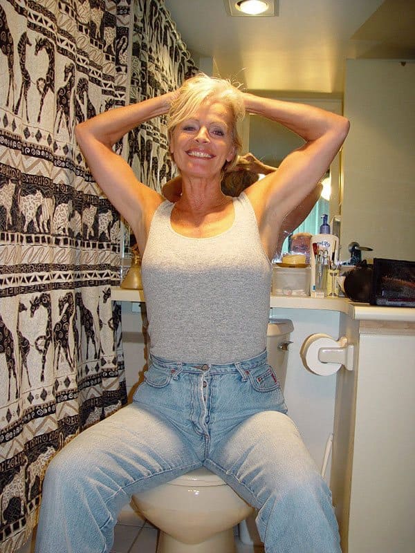 Зрелая блондинка раздевается в ванной 4 фото