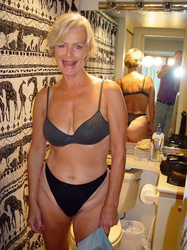 Зрелая блондинка раздевается в ванной 9 фото