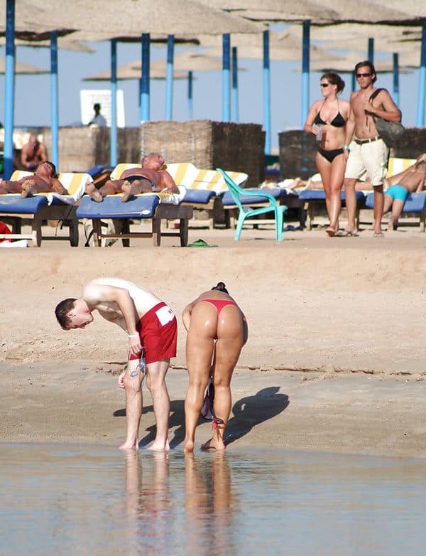 Русские девушки в стрингах на пляже 1 фото