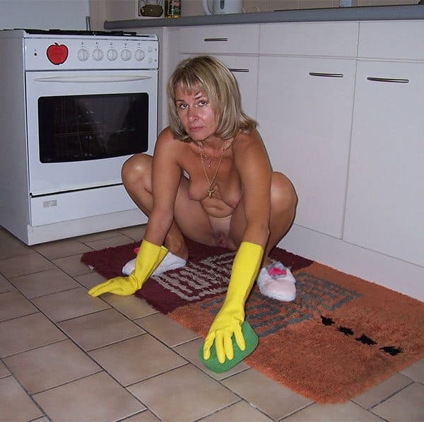 Русская женщина на кухне позирует голая 8 фото