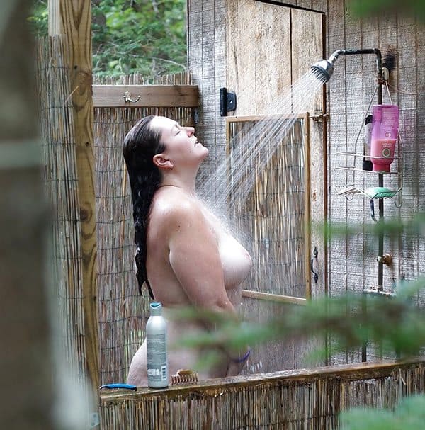 Подсмотренное женщина моется в дачном душе 2 фото
