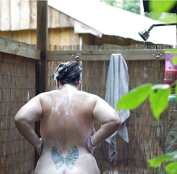 Подсмотренное женщина моется в дачном душе 4 фото