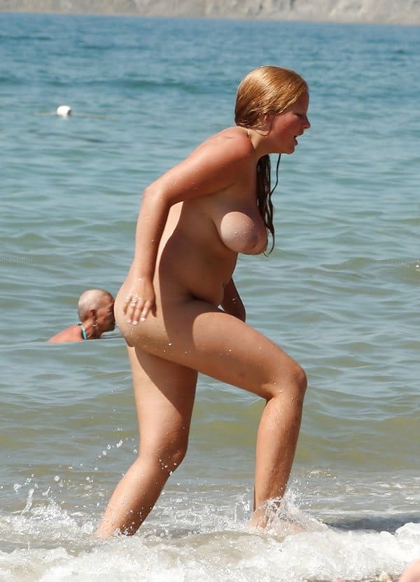 Подсмотренное молодая девчонка с огромными сиськами на пляже 4 фото