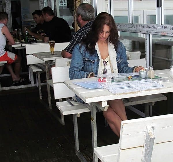 Женщина без трусиков под юбкой обедает в кафе 1 фото