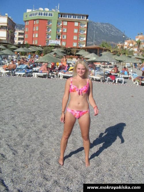 Симпатичные девушки голышом на пляже фото 17 фото