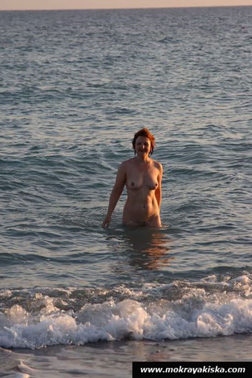 НЮ - йога на пляже голышом