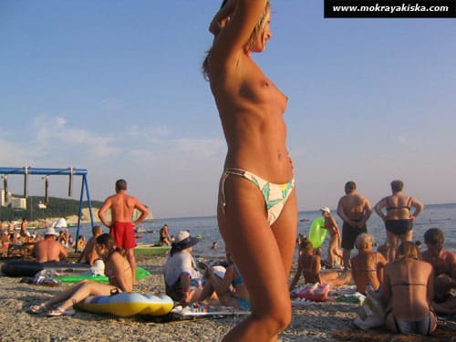 Симпатичные девушки голышом на пляже фото 31 фото