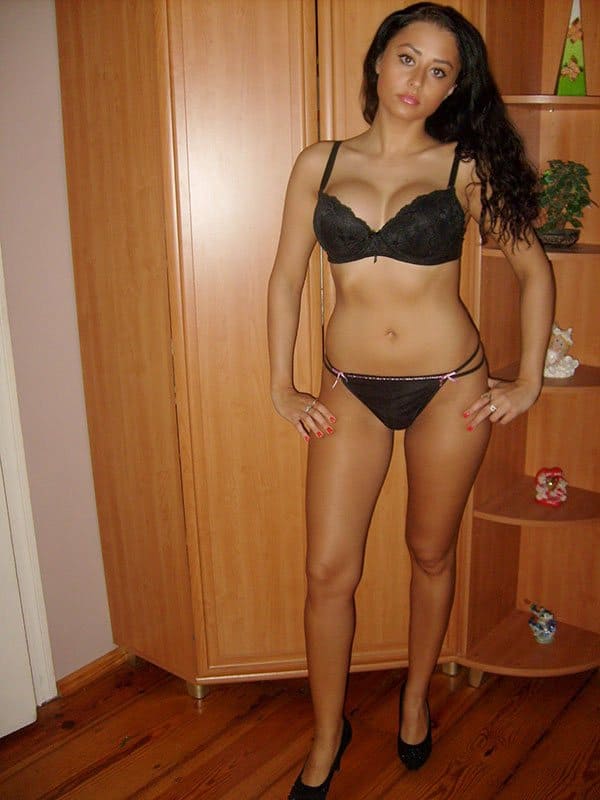 Шикарная 18-летняя брюнетка со стоячей грудью третьего размера 11 фото