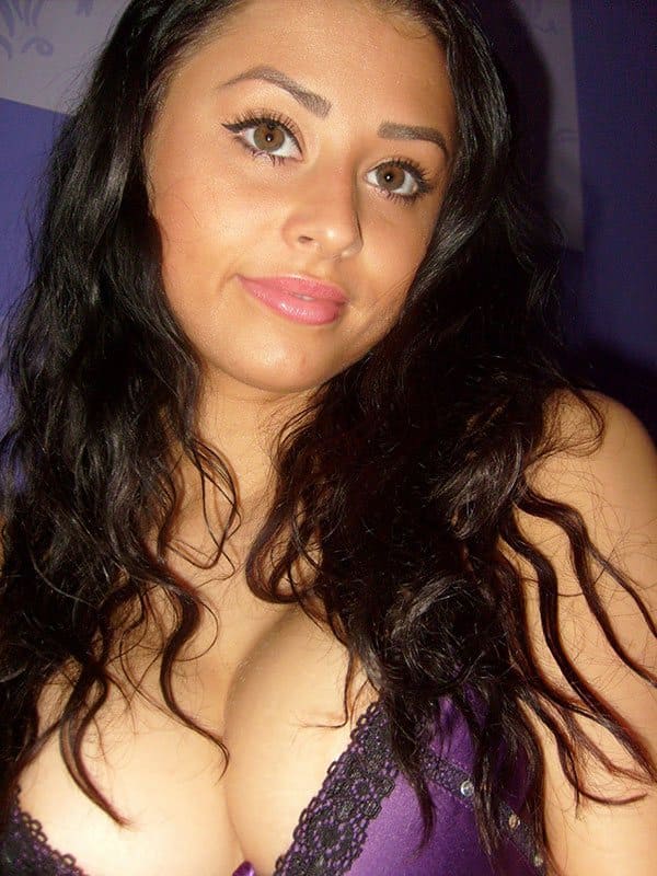Шикарная 18-летняя брюнетка со стоячей грудью третьего размера 39 фото