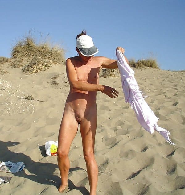 Голая нудистка писает на пляже 17 фото