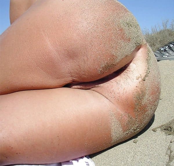 Голая нудистка писает на пляже 5 фото