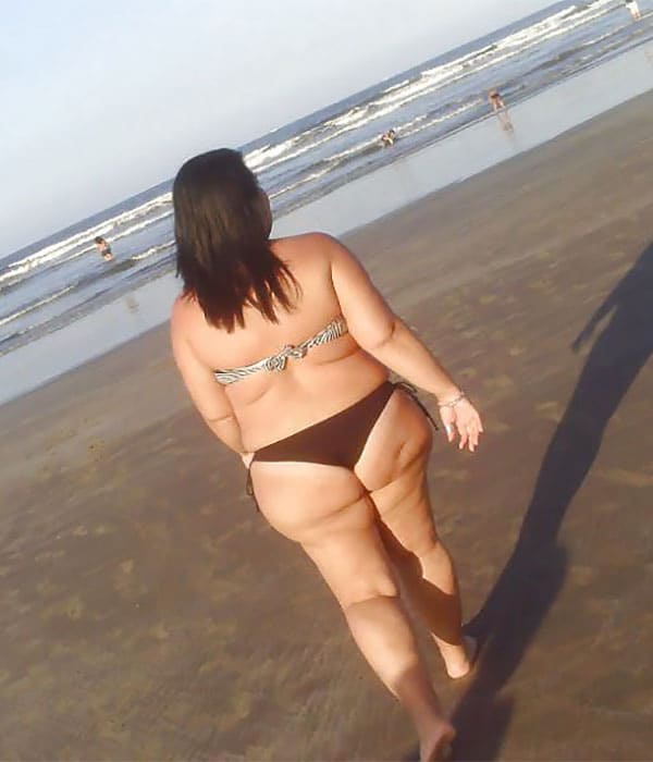 BBW на пляже в бикини и стрингах 13 фото