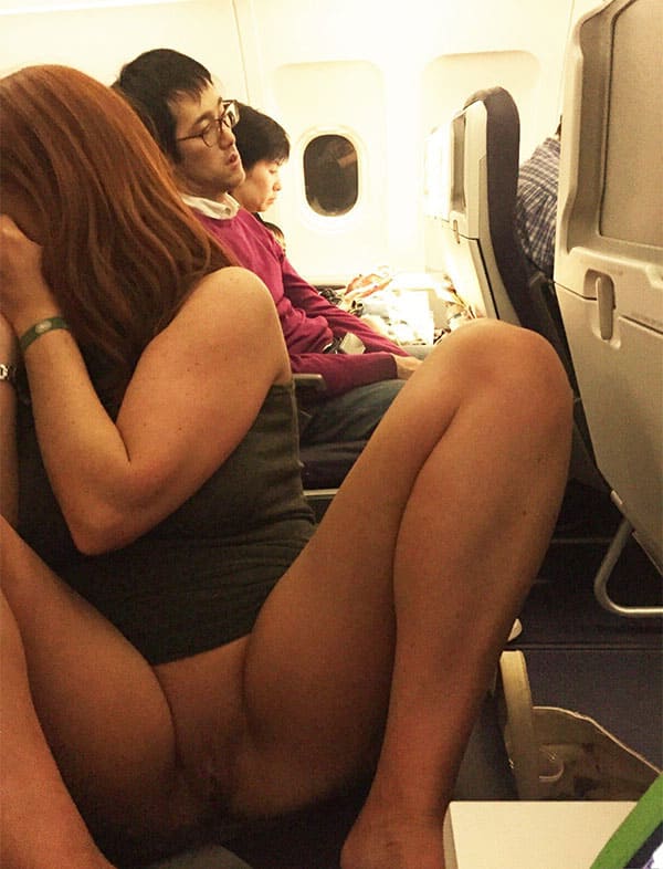 Голые девушки на борту самолета 12 фото