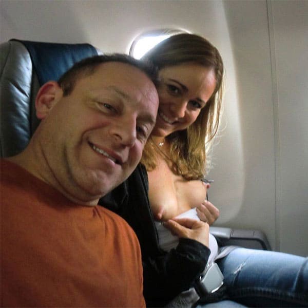 Голые девушки на борту самолета 13 фото