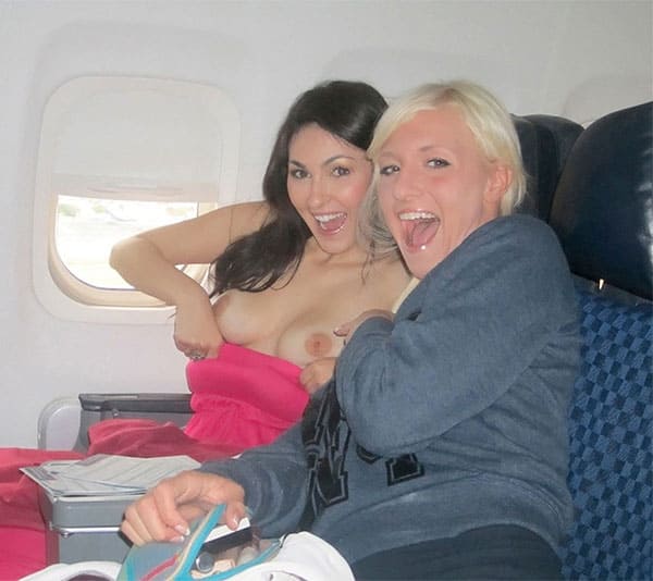 Голые девушки на борту самолета 7 фото