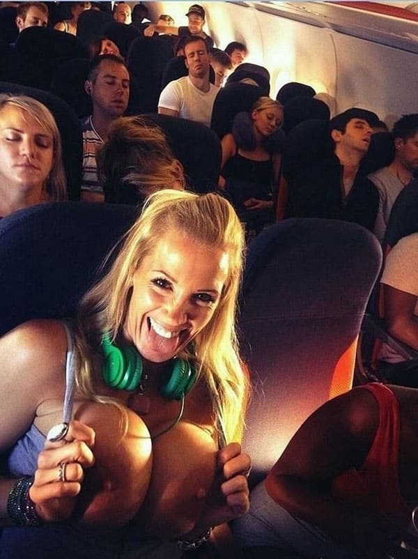 Голые девушки на борту самолета 9 фото