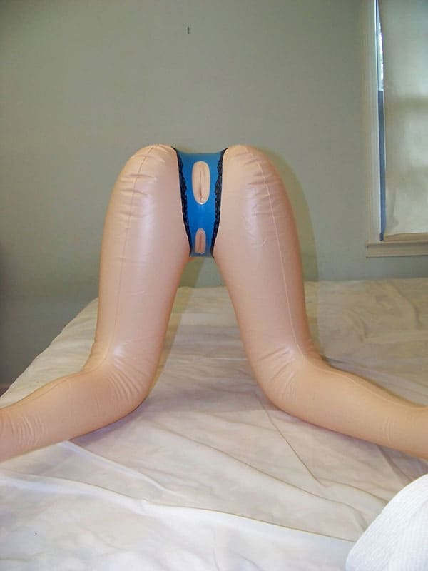 Секс с резиновыми куклами и надувными бабами 11 фото