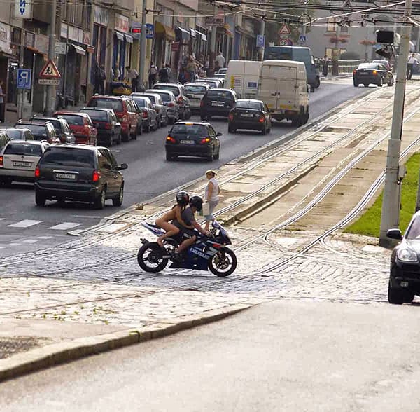 Голая девушка на спортивном мотоцикле прокатилась по центру города 12 фото