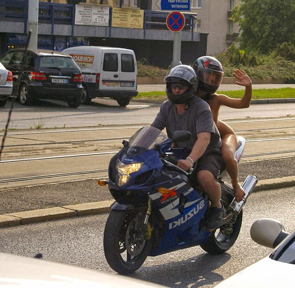 Голая девушка на спортивном мотоцикле прокатилась по центру города 13 фото