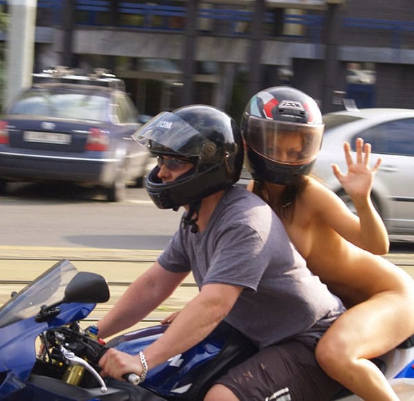 Голая девушка на спортивном мотоцикле прокатилась по центру города 14 фото