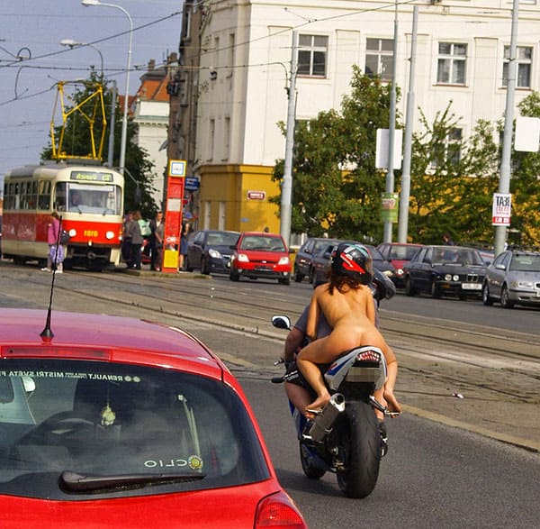 Голая девушка на спортивном мотоцикле прокатилась по центру города 16 фото
