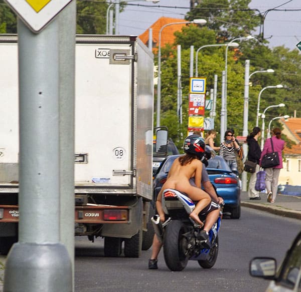 Голая девушка на спортивном мотоцикле прокатилась по центру города 19 фото