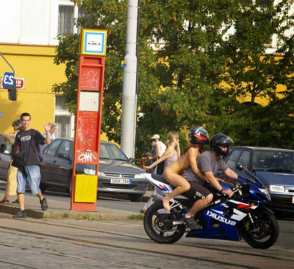 Голая девушка на спортивном мотоцикле прокатилась по центру города 21 фото