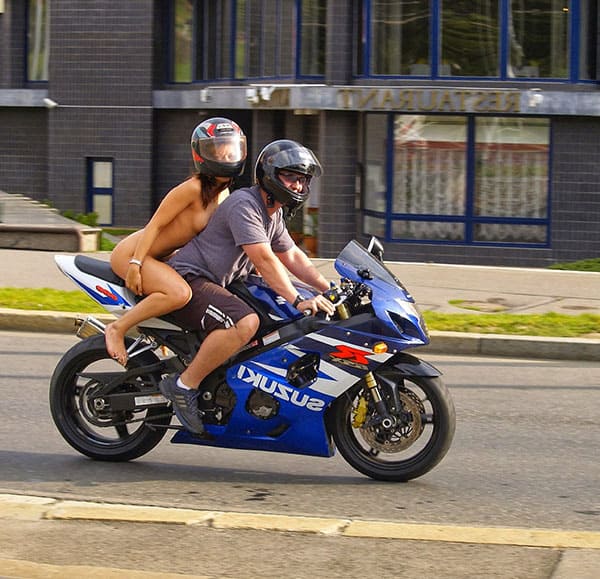 Голая девушка на спортивном мотоцикле прокатилась по центру города 22 фото