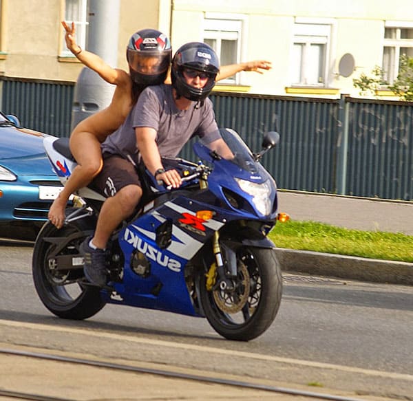 Голая девушка на спортивном мотоцикле прокатилась по центру города 23 фото