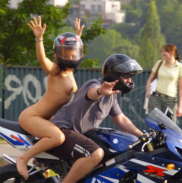 Голая девушка на спортивном мотоцикле прокатилась по центру города 24 фото