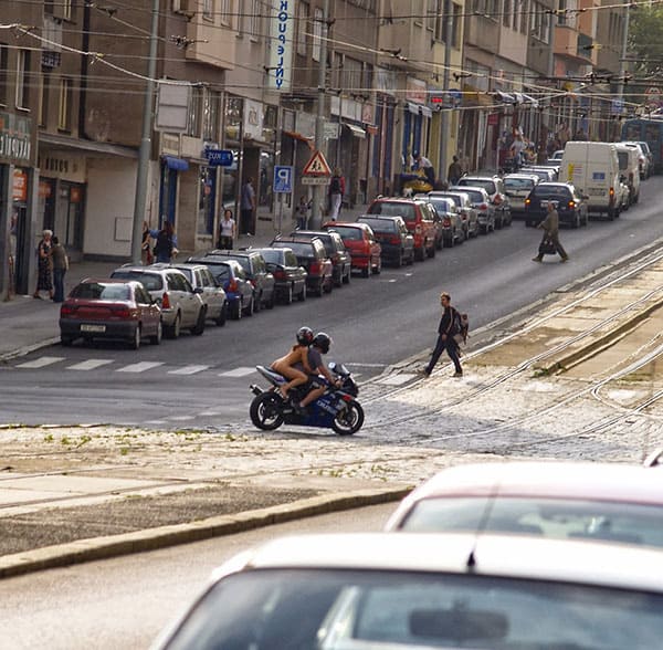Голая девушка на спортивном мотоцикле прокатилась по центру города 26 фото