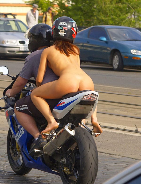 Голая девушка на спортивном мотоцикле прокатилась по центру города 29 фото