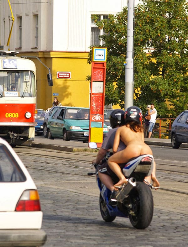 Голая девушка на спортивном мотоцикле прокатилась по центру города 30 фото