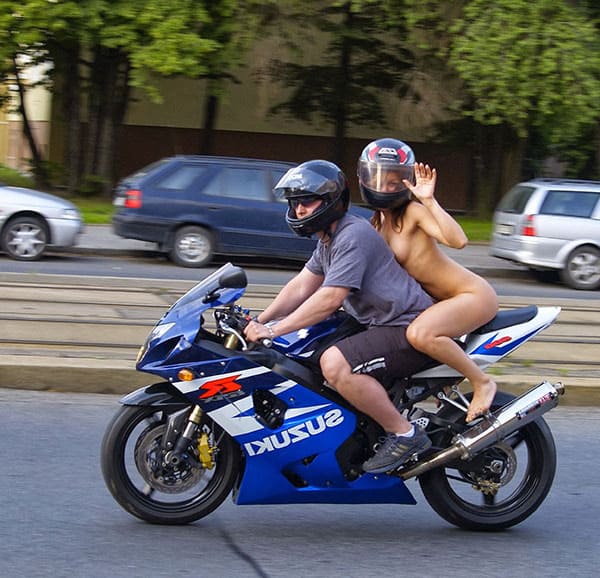 Голая девушка на спортивном мотоцикле прокатилась по центру города 32 фото