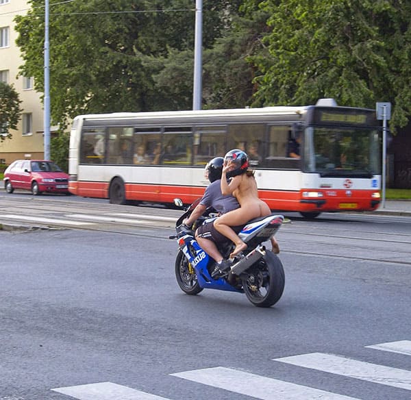 Голая девушка на спортивном мотоцикле прокатилась по центру города 33 фото