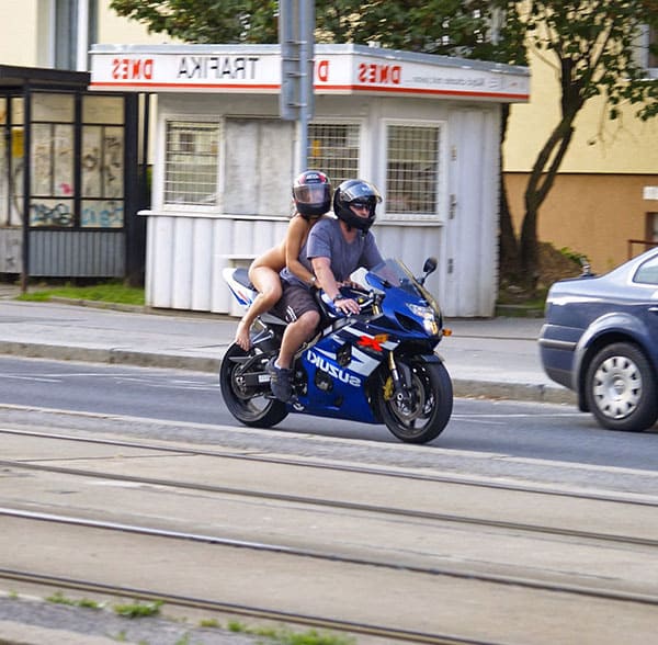Голая девушка на спортивном мотоцикле прокатилась по центру города 34 фото