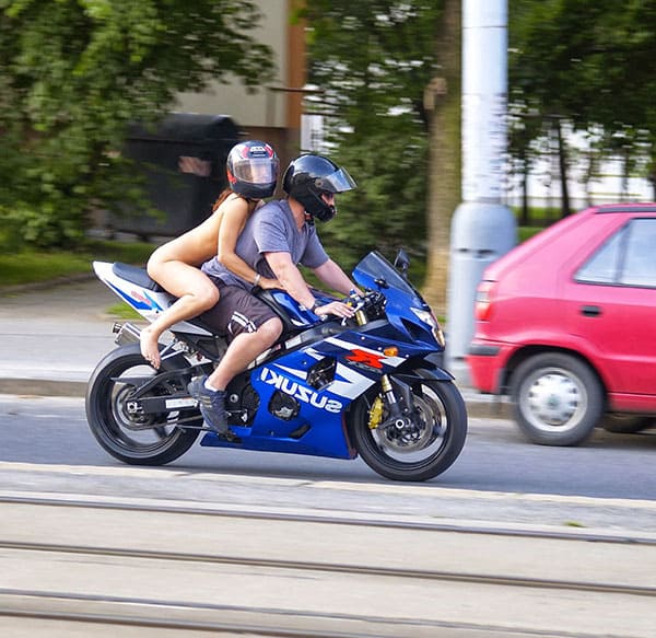 Голая девушка на спортивном мотоцикле прокатилась по центру города 35 фото