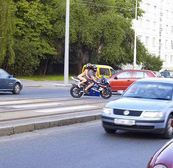 Голая девушка на спортивном мотоцикле прокатилась по центру города 36 фото