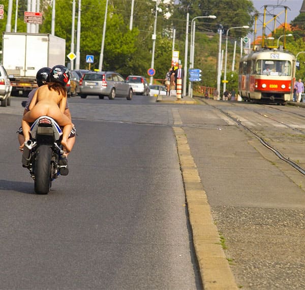 Голая девушка на спортивном мотоцикле прокатилась по центру города 9 фото