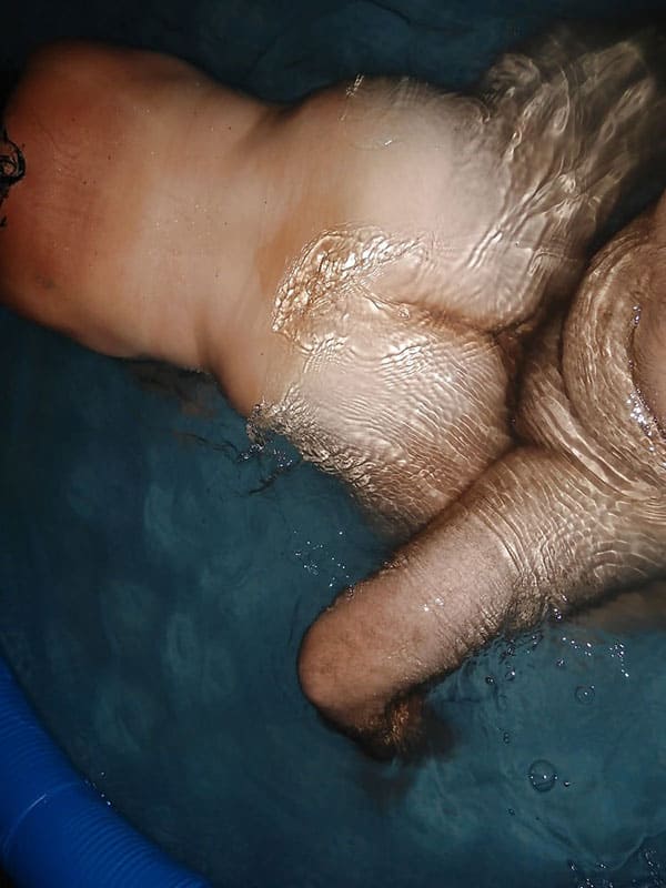 Парочка трахается на даче в надувном бассейне 9 фото