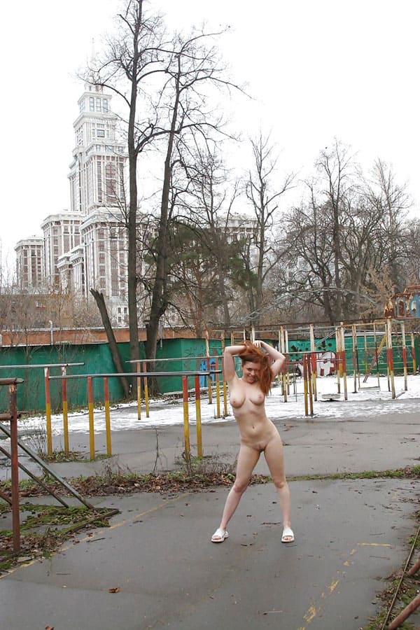 Рыжая девушка гуляет по дворам новостроек голая 61 фото