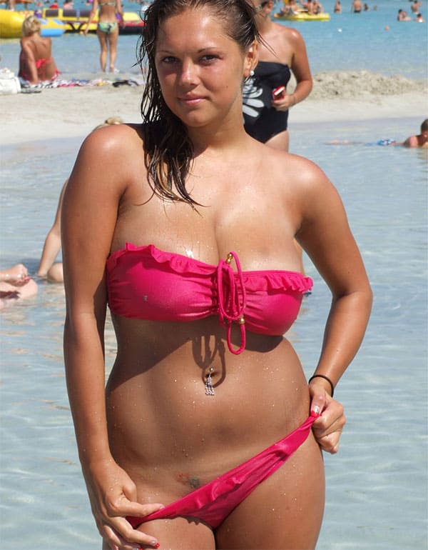 Девушка с большими сиськами разделась на пляже 2 фото