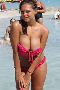 Девушка с большими сиськами разделась на пляже
