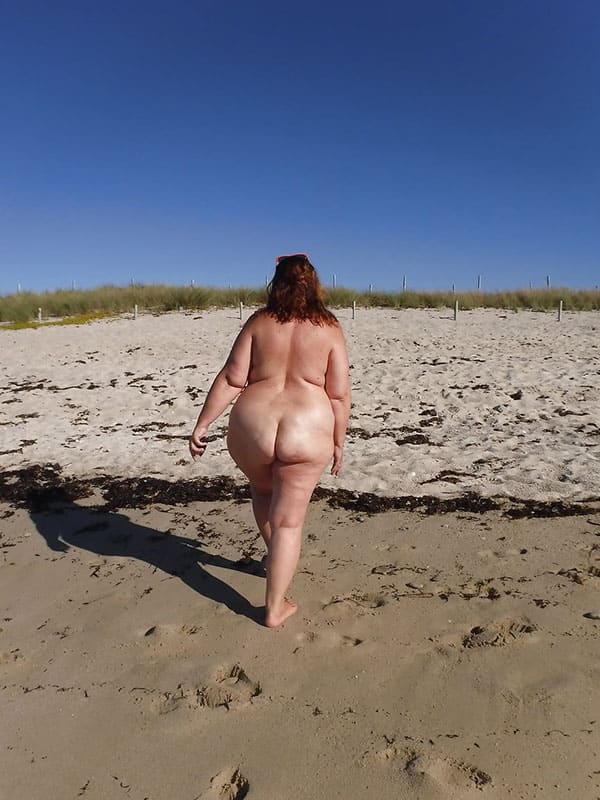 Толстая мамочка купается на нудистском пляже 10 фото