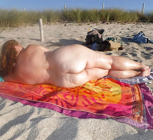 Толстая мамочка купается на нудистском пляже 15 фото