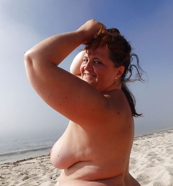 Толстая мамочка купается на нудистском пляже 20 фото