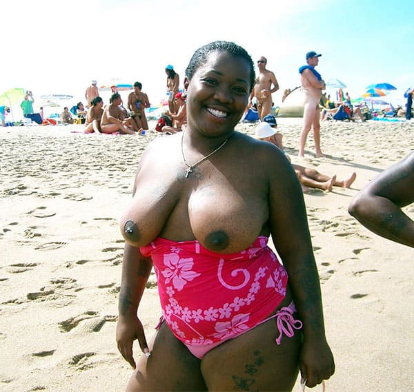 Подборка негритянок на пляже 10 фото