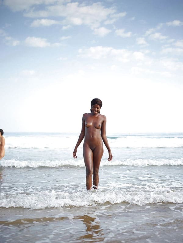 Подборка негритянок на пляже 8 фото
