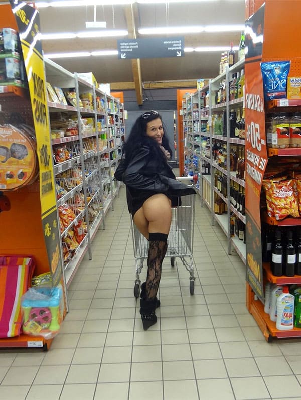 Женщина мастурбирует в супермаркете свежей морковкой 1 фото
